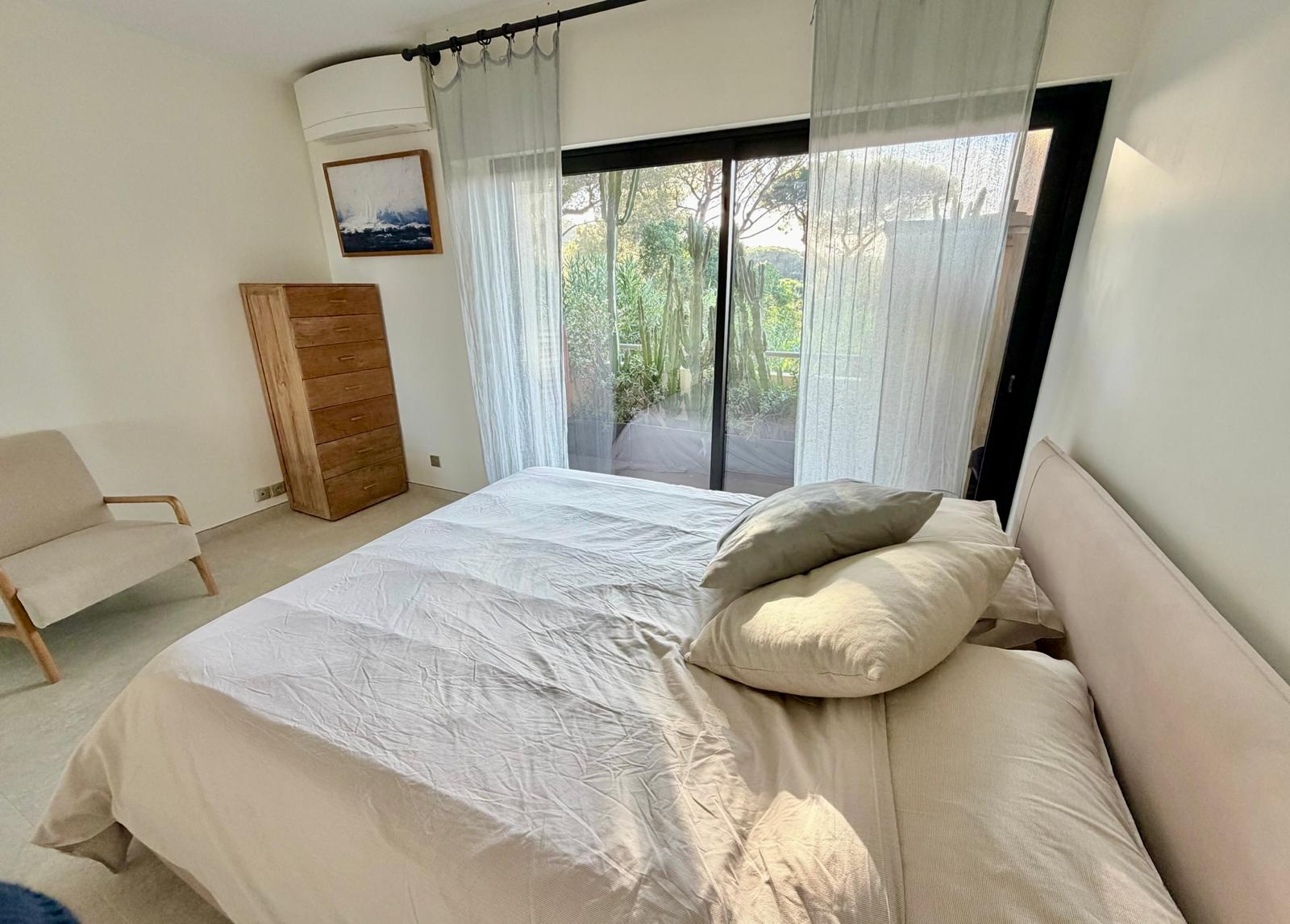 Bedroom with garden view